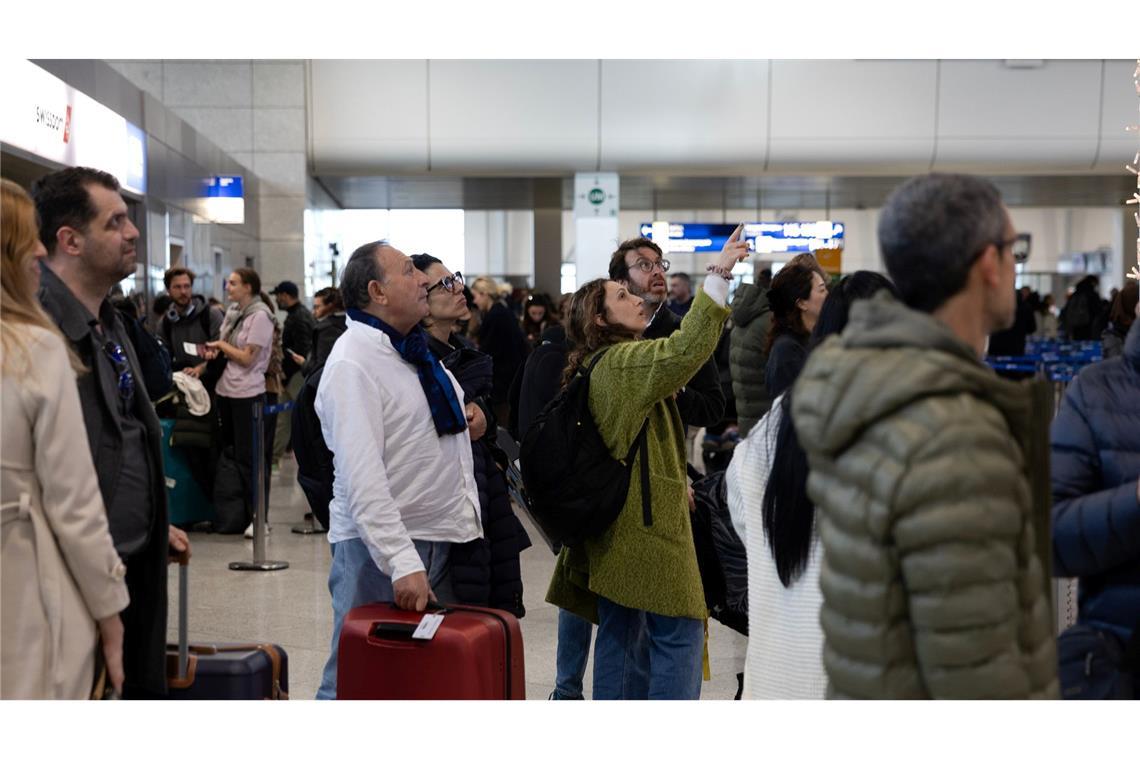 Luftraum geschlossen: Strapazen für die Fluggäste am Athener Flughafen.