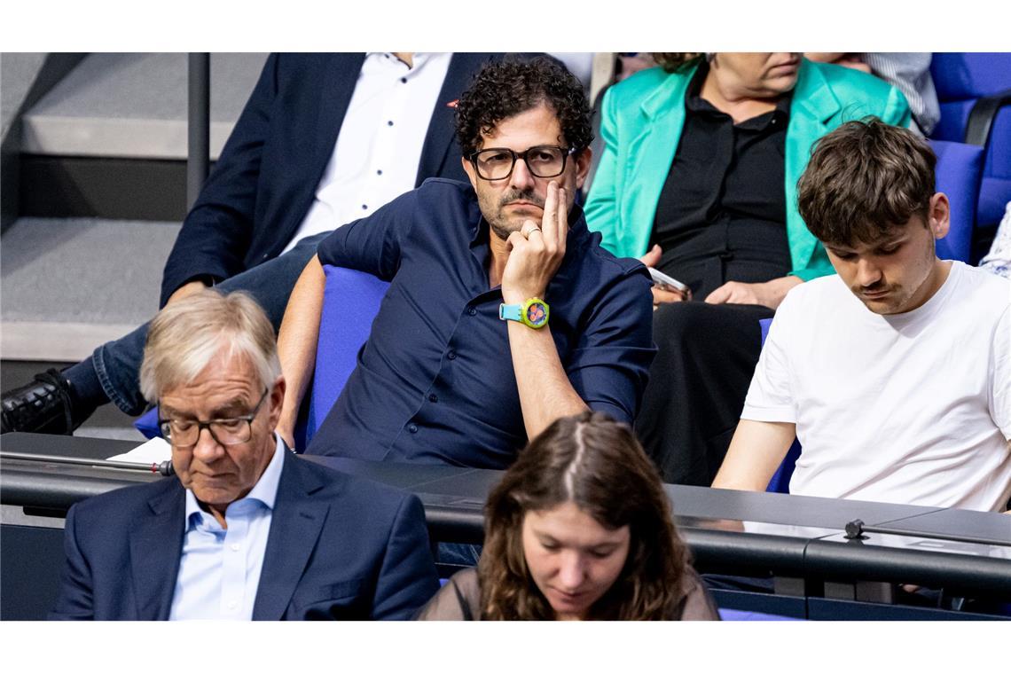 Bundestag läutet Kurswechsel ein: Familiennachzug ausgesetzt Luigi Pantisano (Linke) kassierte für seine Zwischenrufe einen Ordnungsruf von Bundestagspräsidentin Julia Klöckner.