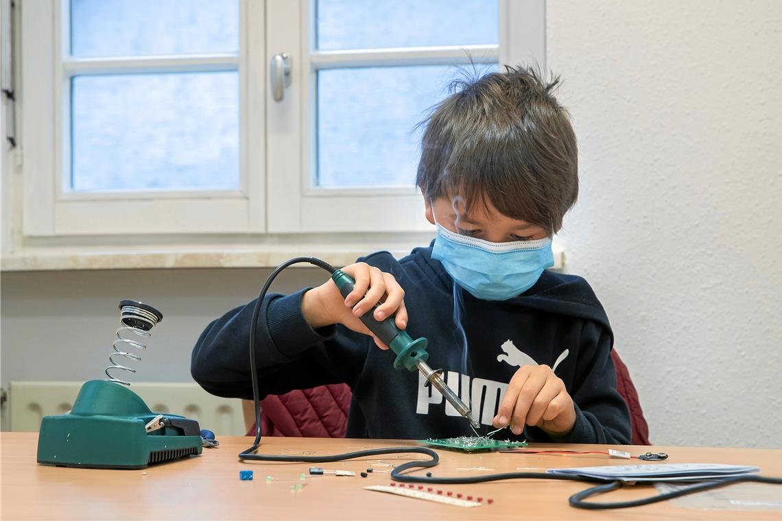 Luis konzentriert bei der Lötarbeit, die viel Feingefühl erfordert. Fotos: J. Fiedler