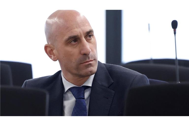 Luis Rubiales sitzt in einem Gerichtssaal. Ihm wird wegen seines unaufgeforderten Kusses auf die Stürmerin Hermoso der Prozess gemacht (Archivfoto).