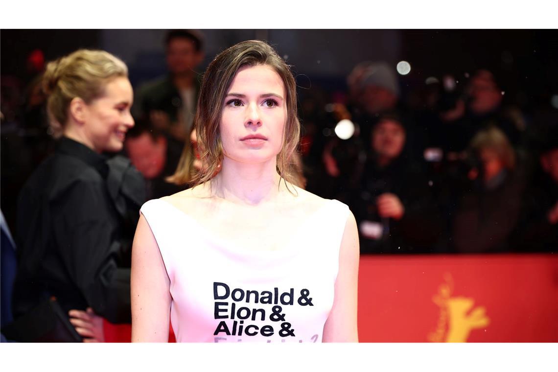 Neubauer trägt provokantes Kleid gegen Merz bei Berlinale Luisa Neubauer sorgte mit einem politischen Statement auf ihrem Kleid für Aufsehen.
