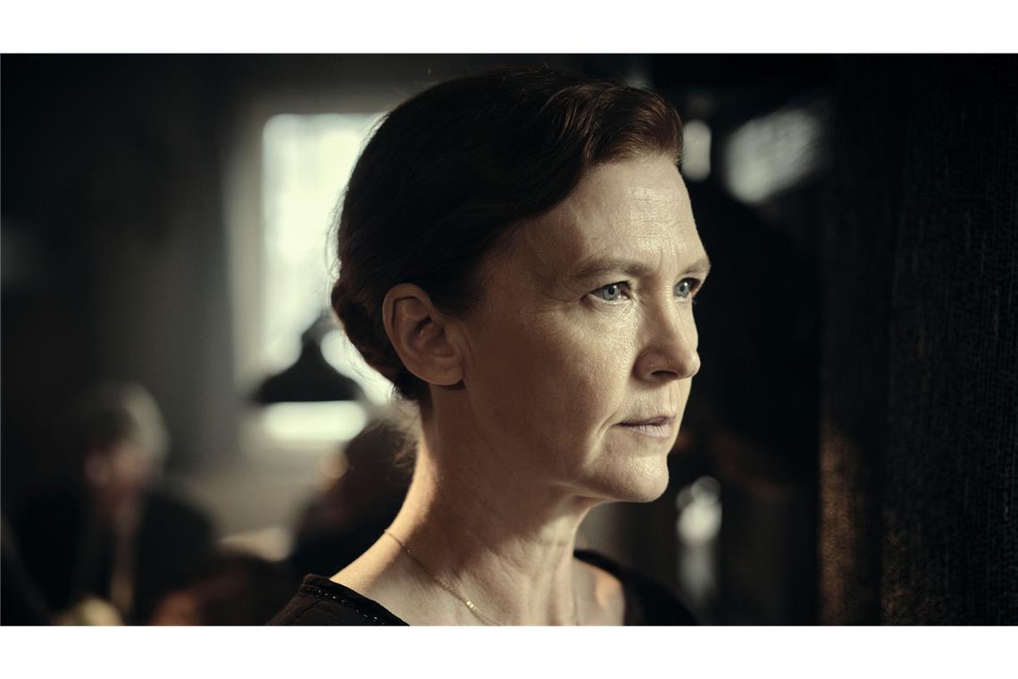 „Lass sie gehen“: Wie war der neue „Tatort“ aus Stuttgart? Luise Riedle (Julia Jenkins) versucht Haltung zu bewahren, aber der Tod ihrer Tochter wirft sie aus der Bahn. Die beiden hatten Streit.
