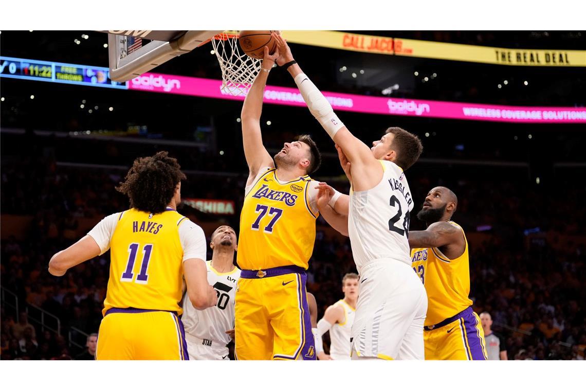 "Neuer Nachbar" Dončić mit gutem Lakers-Debüt Luka Doncic bei seinem Debüt für die Los Angeles Lakers.