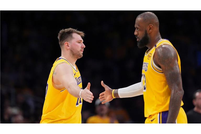 Luka Doncic (l.) und LeBron James liefen zum ersten Mal gemeinsam für die Lakers auf.