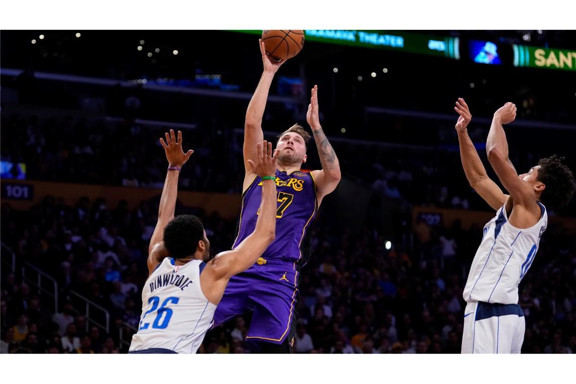 NBA: Doncic glänzt bei Wiedersehen mit Mavericks Luka Doncic (M) spielte erstmals gegen sein langjähriges Team.