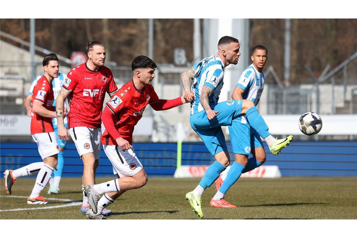 „Jetzt wäre es natürlich wichtig, auswärts nachzulegen“ Lukas Kiefer behauptet den Ball gegen Oguzhan Kececi.