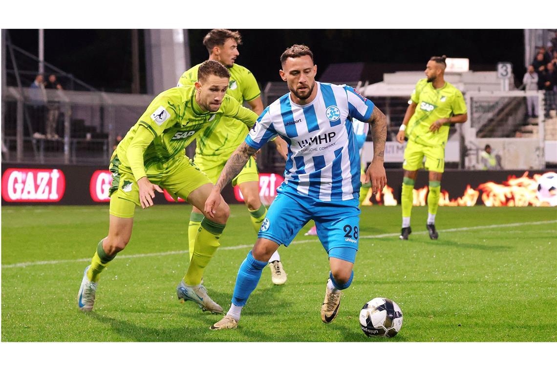 Weitere Regionalliga-Spieltage zeitgenaue terminiert Lukas Kiefer (re.) gegen Hoffenheims Arthur Chaves (TSG) beim 1:2 in der Hinrunde – am 6. April wollen die Kickers Revanche nehmen.