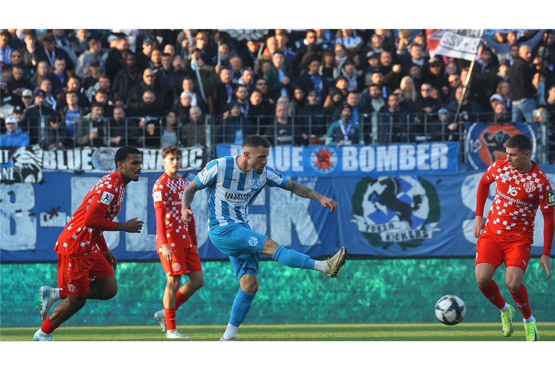 Das Motto der Blauen: Hauptsache gewonnen Lukas Kiefer zieht ab.