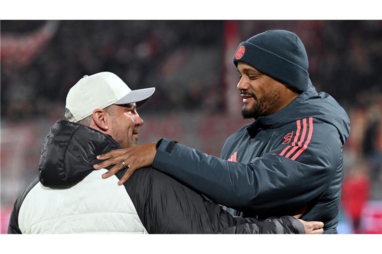 Lukas Kwasniok (l.) staunt über die Leistungsstärke von Vincent Kompanys (r.) Bayern.