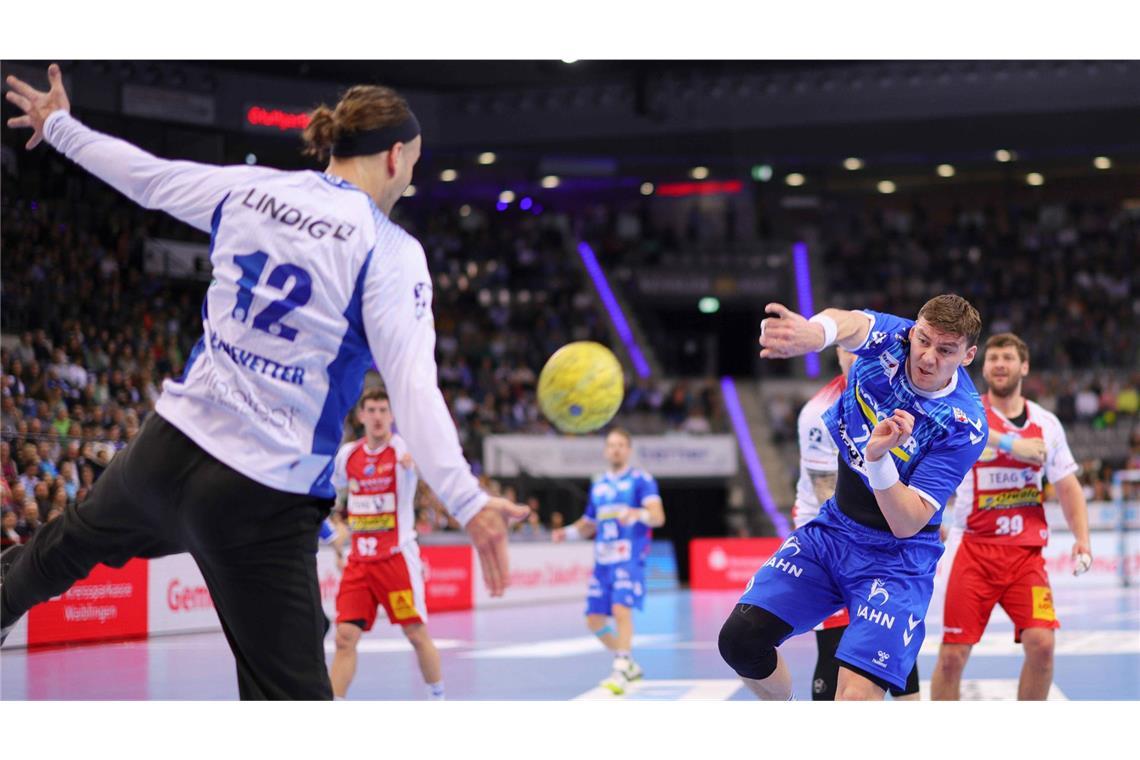 Max Häfner führt den TVB zum Zittersieg Lukas Laube trifft gegen ThSV-Keeper Silvio Heinevetter.