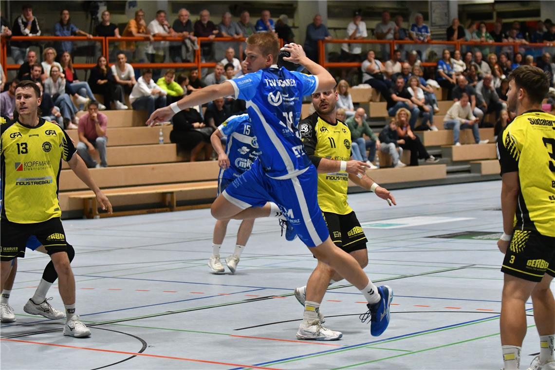 Lukas Lehmkühler (mit Ball) trifft am Samstag auf sein ehemaliges Team der HSG Ostfildern.