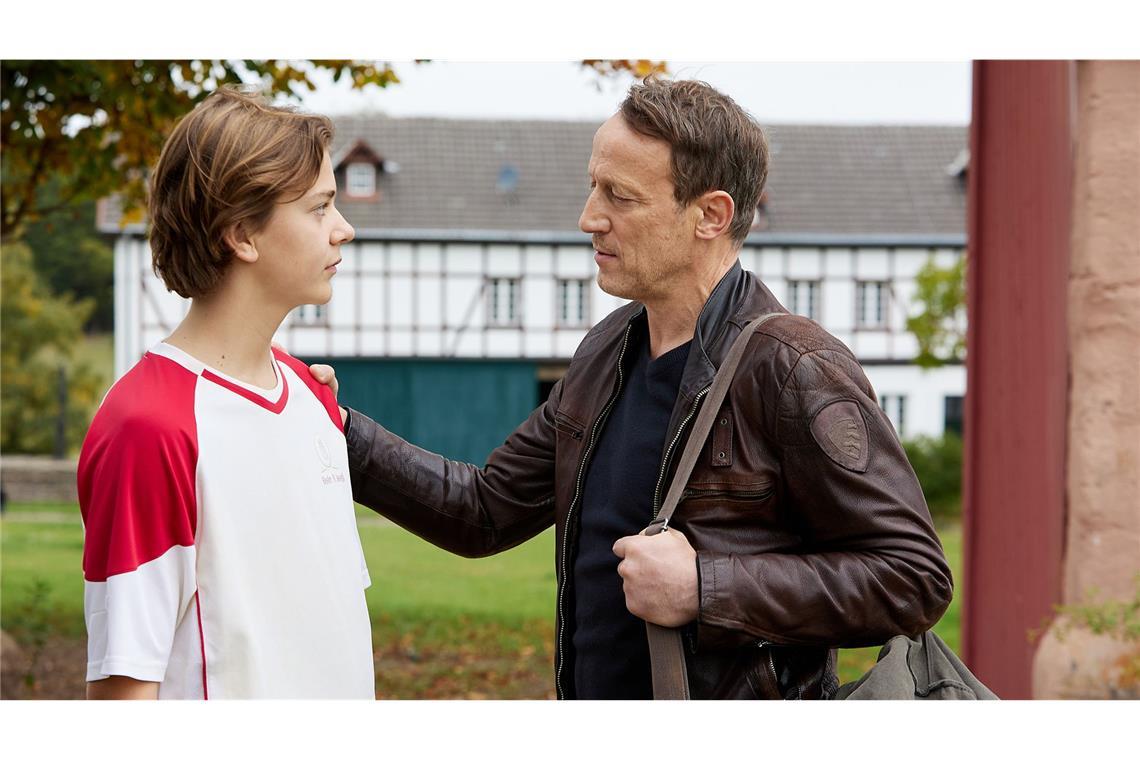 Was taugt „Schweigen“, der neue „Tatort“ aus Hamburg? Lukas Pötter (Jakob Kraume) gehörte zur Fußballmannschaft, die der Pfarrer trainiert hat. Falke (Wotan Wilke Möhring, re.) spricht deshalb immer wieder mit dem Jungen.