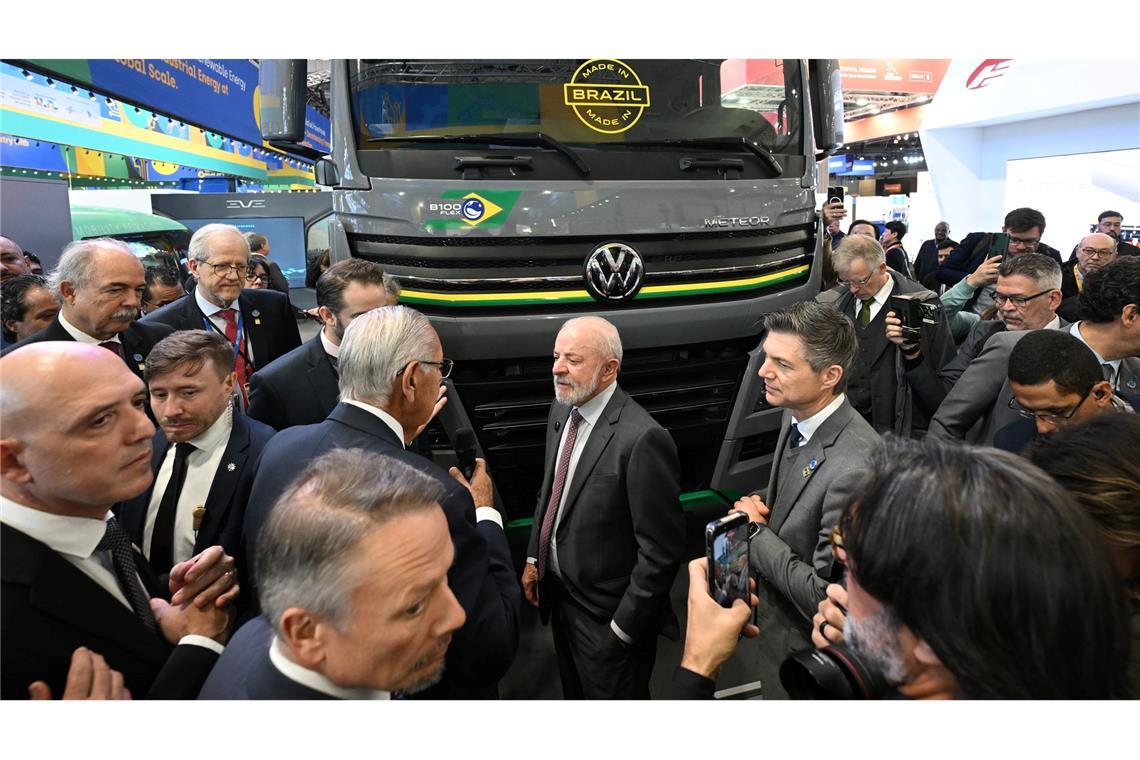 Lula schaut sich am VW-Stand einen Lkw aus brasilianischer Produktion an.