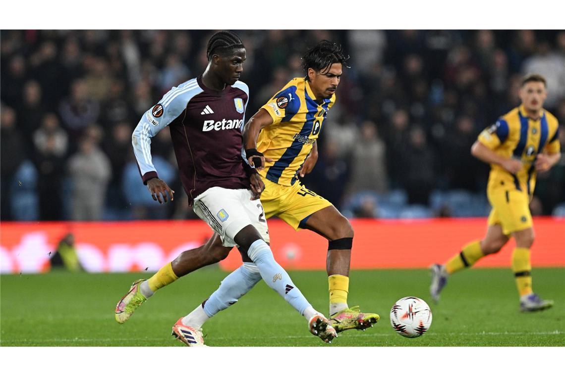 Maccabi-Kapitän Dor Peretz (Mi.) im Zweikampf mit Amadou Onana beim 0:2 von Maccabi Tel Aviv bei Aston Villa in der Europaleague.