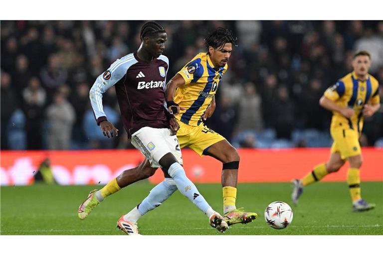 Maccabi-Kapitän Dor Peretz (Mi.) im Zweikampf mit Amadou Onana beim 0:2 von Maccabi Tel Aviv bei Aston Villa in der Europaleague.