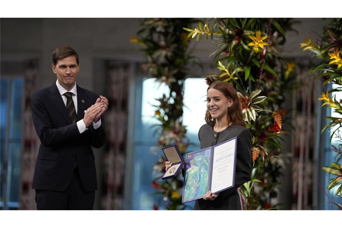 Machados Tochter Ana Corina Sosa nahm den Preis im Namen ihrer Mutter entgegen.