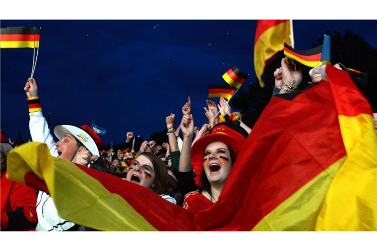 Machen Gewitter den Fußballfans am Abend beim Public Viewing einen Strich durch die Rechnung? (Archivbild)