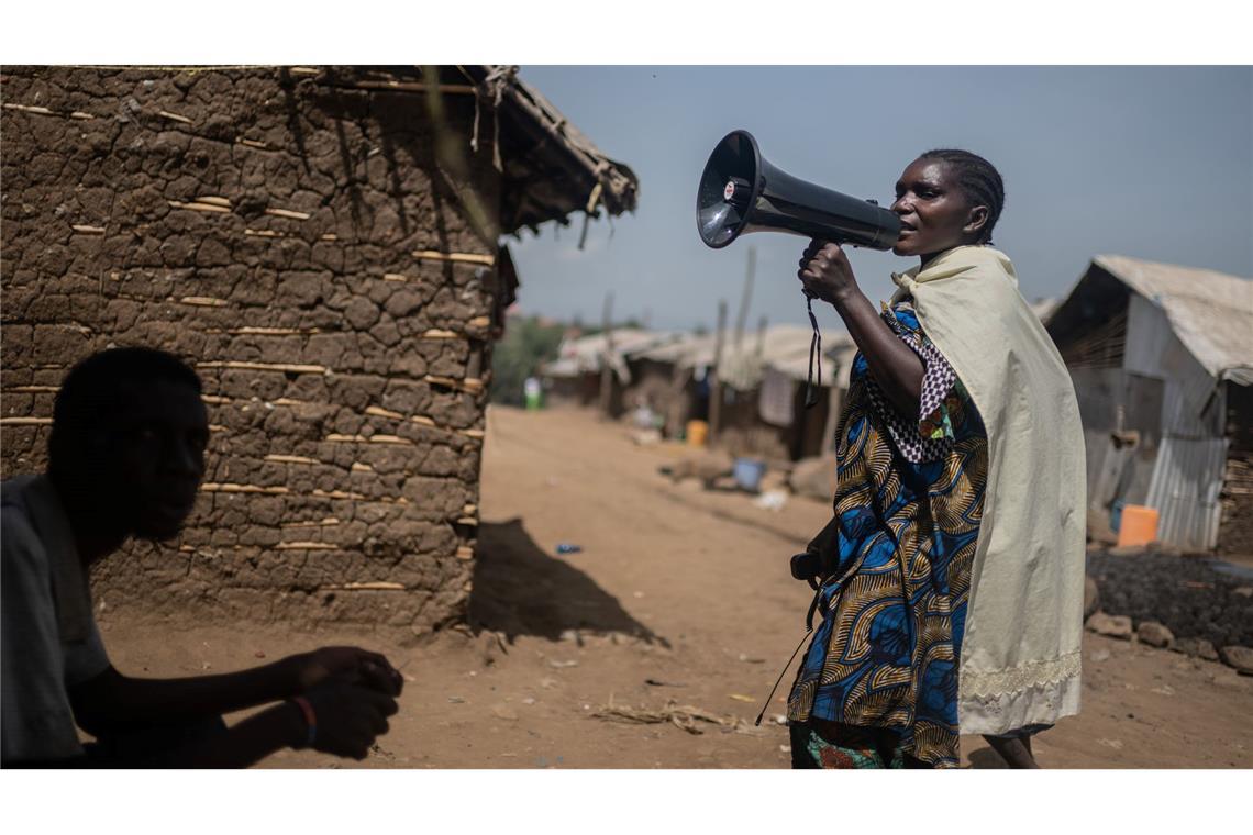 Machozi Naumi macht in einem Lager auf dem Gelände des ISP (Institut Supérieur Pédagogique) der Stadt Bunia, in dem Binnenvertriebene leben, auf Ebola aufmerksam.