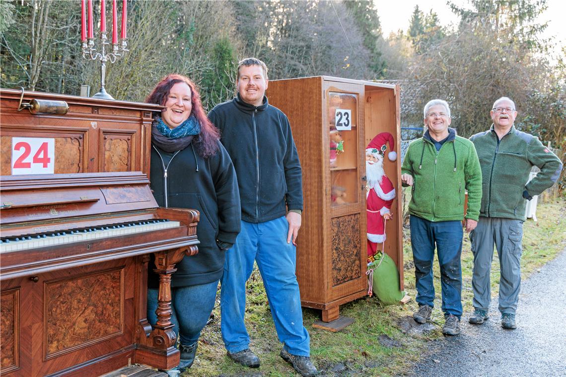 Macht Laune: Anja und Timo Hübner, Walter Hieber und Manfred Krautter (von links) haben beim Aufbau des XXL-Adventskalenders selbst jede Menge Spaß. Schränke und andere Stücke mit Türen sind schon genug gesammelt, nun müssen sie für die Mühlenweihnacht am Wochenende nur noch alle fantasievoll bestückt werden. Foto: Stefan Bossow
