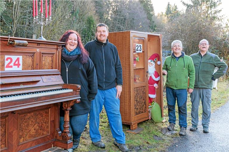 Macht Laune: Anja und Timo Hübner, Walter Hieber und Manfred Krautter (von links) haben beim Aufbau des XXL-Adventskalenders selbst jede Menge Spaß. Schränke und andere Stücke mit Türen sind schon genug gesammelt, nun müssen sie für die Mühlenweihnacht am Wochenende nur noch alle fantasievoll bestückt werden. Foto: Stefan Bossow