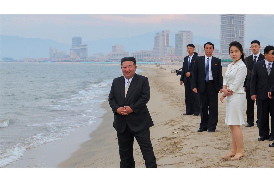 Kim Jong Un weiht Tourismusresort ein Machthaber Kim Jong Un weiht eine neue Touristenanlage an der nordkoreanischen Ostküste ein.