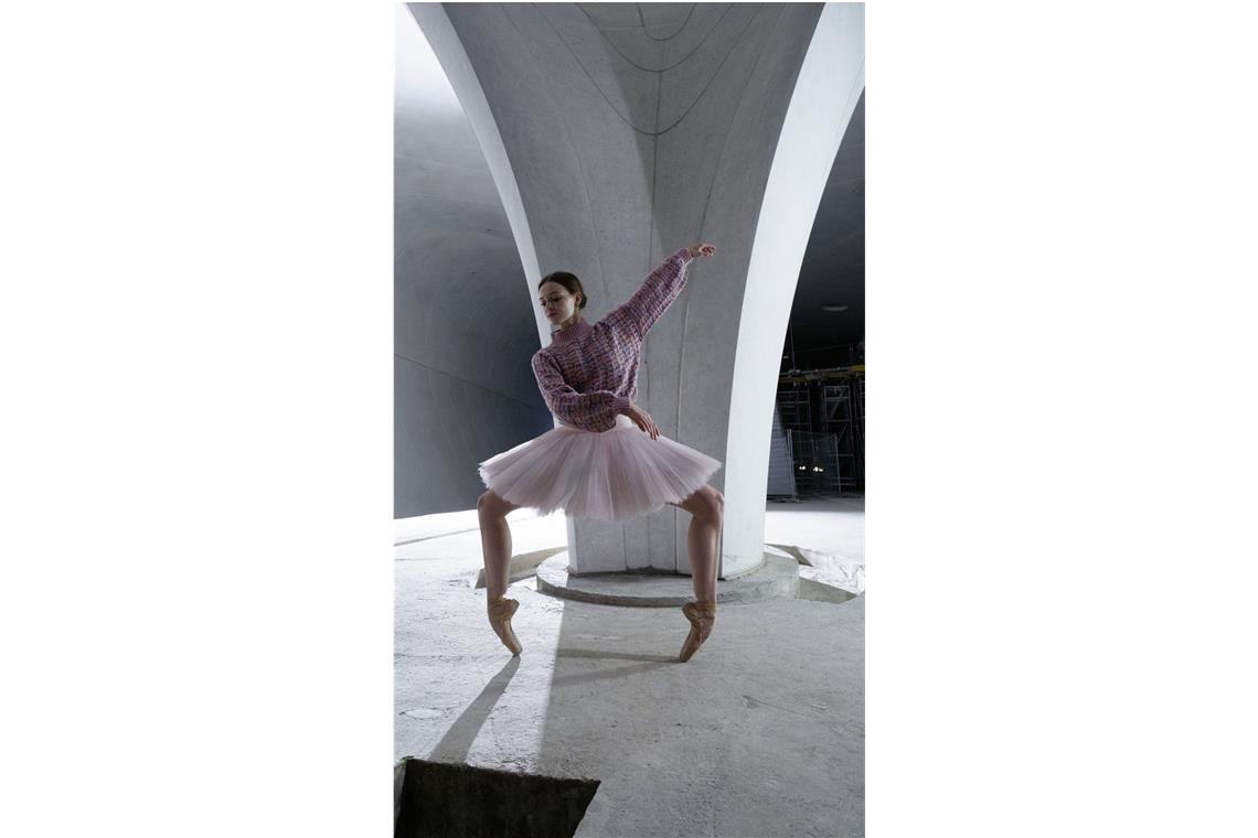 Ballett auf der S-21-Baustelle Mackenzie Brown vor Kelchstütze