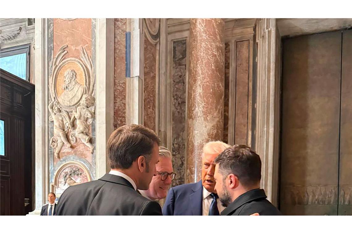 Macron: "Ukraine bereit für bedingungslose Waffenruhe" Macron spricht mit Selenskyj in Rom über den Krieg in der Ukraine.