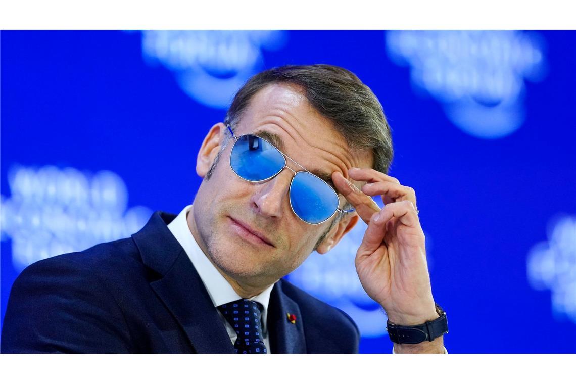 Macron trug bei seiner Rede in Davos wegen einer Entzündung Sonnenbrille.