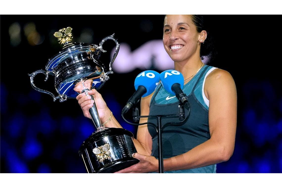 "Bedeutet die Welt": Keys feiert ersten Grand-Slam-Titel Madison Keys hält stolz die Trophäe für ihren Finalsieg in den Händen