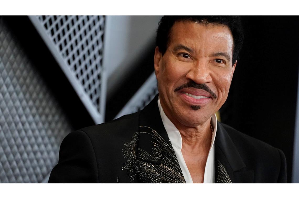 So erklärt Lionel Richie den 80er-Hype "Madonna sah aus wie Madonna. Prince wie Prince. Und Michael Jackson wie Michael Jackson. Sie waren keine Darsteller, sie waren das, was sie waren", sagt Lionel Richie über die 80er Jahre.