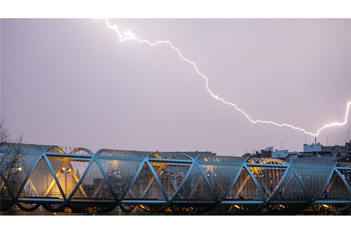 Bilder des Tages Madrid: Ein Blitz entlädt sich während des Sturms "Martinho" über der Perrault-Brücke am Fluss Manzanares.