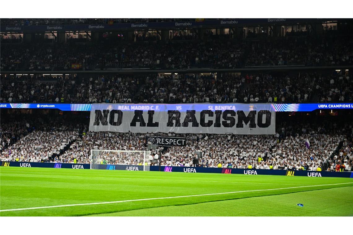 Madrider Fans antworteten nach dem Rassismus-Vorfall im Hinspiel mit diesem Banner.
