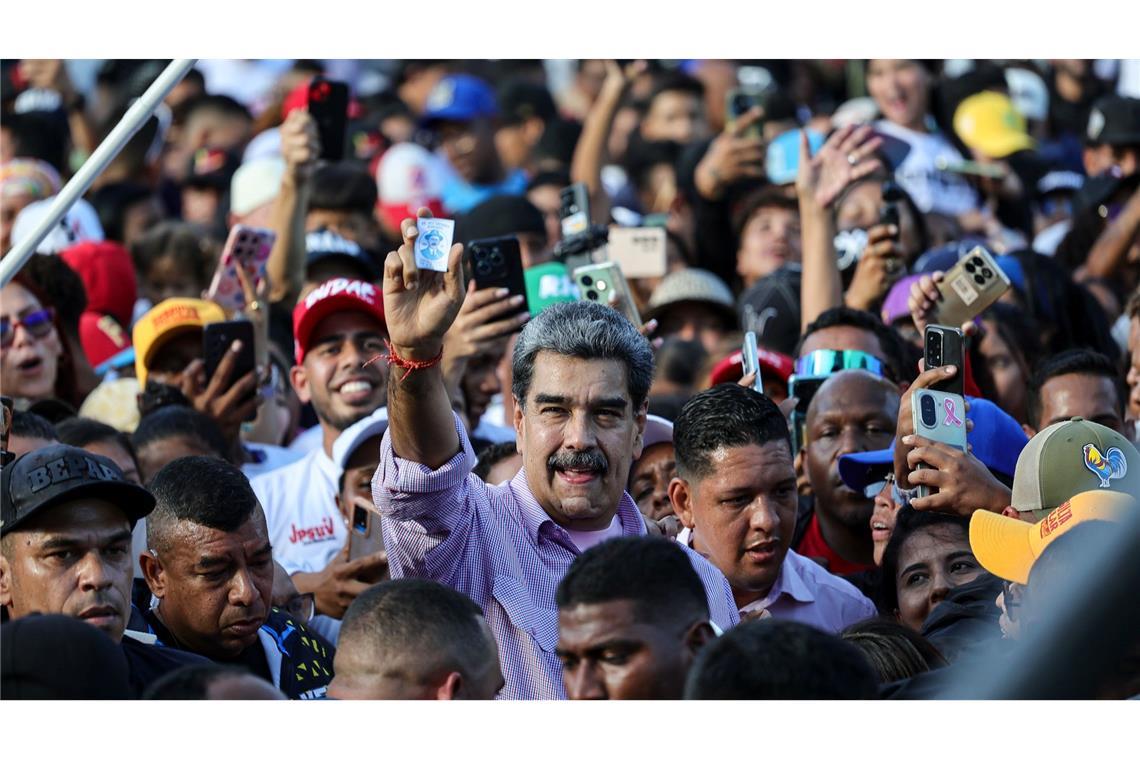 Maduro präsentiert Bild des Heiligen Hernández bei Jugendkundgebung in Venezuela
