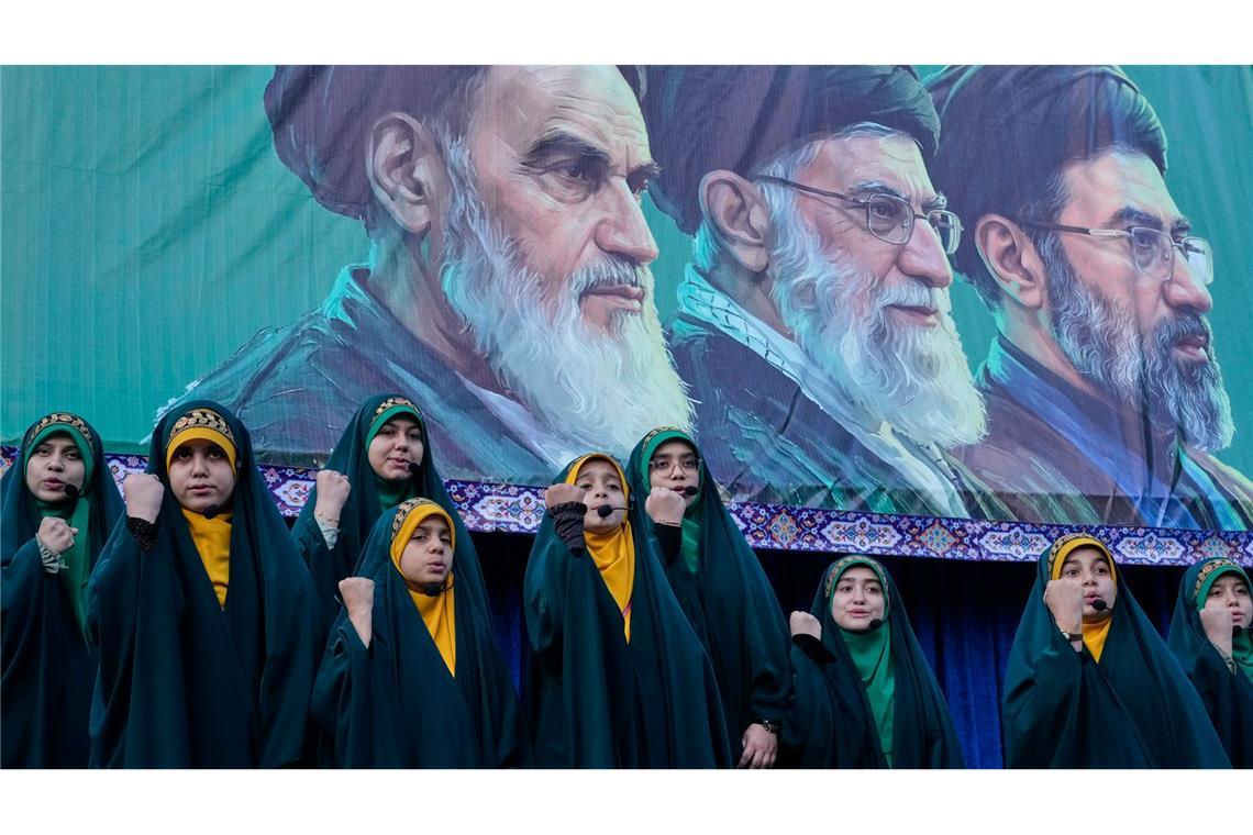Mädchen nehmen im Iran an einer staatlich organisierten Kundgebung zum Geburtstag von Imam Reza teil. (Archivbild)
