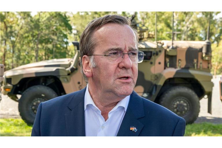 Männer der Altersgruppe 17 bis 45 brauchen nach Angaben von Verteidigungsminister Boris Pistorius (SPD) keine Genehmigung für lange Auslandsaufenthalte. (Archivbild)