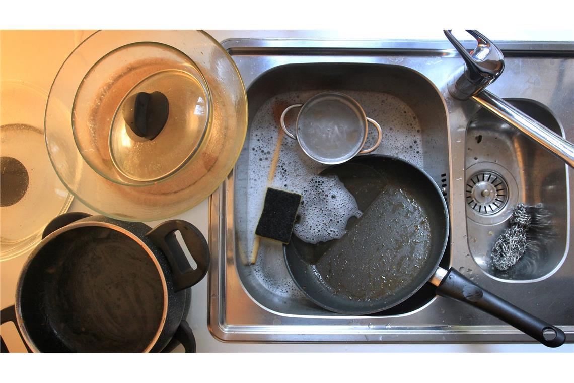 Haushalt, Kinder, Job: Frauen mit Aufteilung unglücklicher Männer überschätzen ihren Beitrag zur Hausarbeit, lautet ein Fazit aus einer repräsentativen Befragung. (Symbolbild)