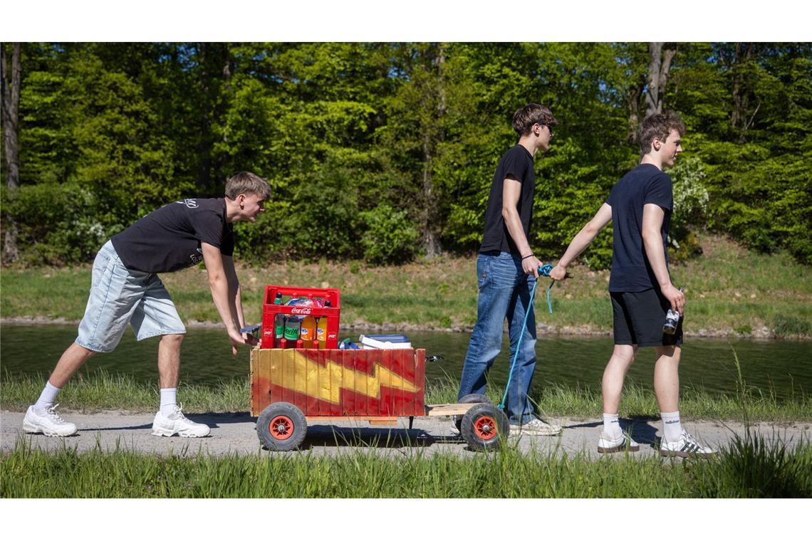Männer ziehen mit Bier und Bollerwagen durch die Gegend,  Christen begehen einen religiösen Feiertag - in Deutschland fallen der Vatertag und Christi Himmelfahrt auf denselben Tag (Symbolfoto).