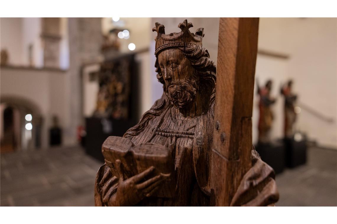 Männlicher Vollbart, aber feingliedrige Finger und weibliche Brust - die Heilige Wilgefortis ist eine androgyne Legendenfigur.