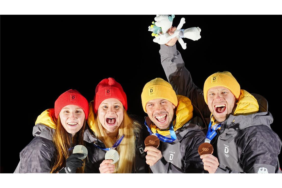 Magdalena Matschina, Dajana Eitberger, Tobias Wendl und Tobias Arlt jubelt über ihre Medaillen.