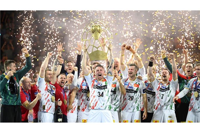Magdeburgs Michael Damgaard jubelt mit der Trophäe dem dem Sieg gegen die Füchse Berlin in der Handball Champions League.