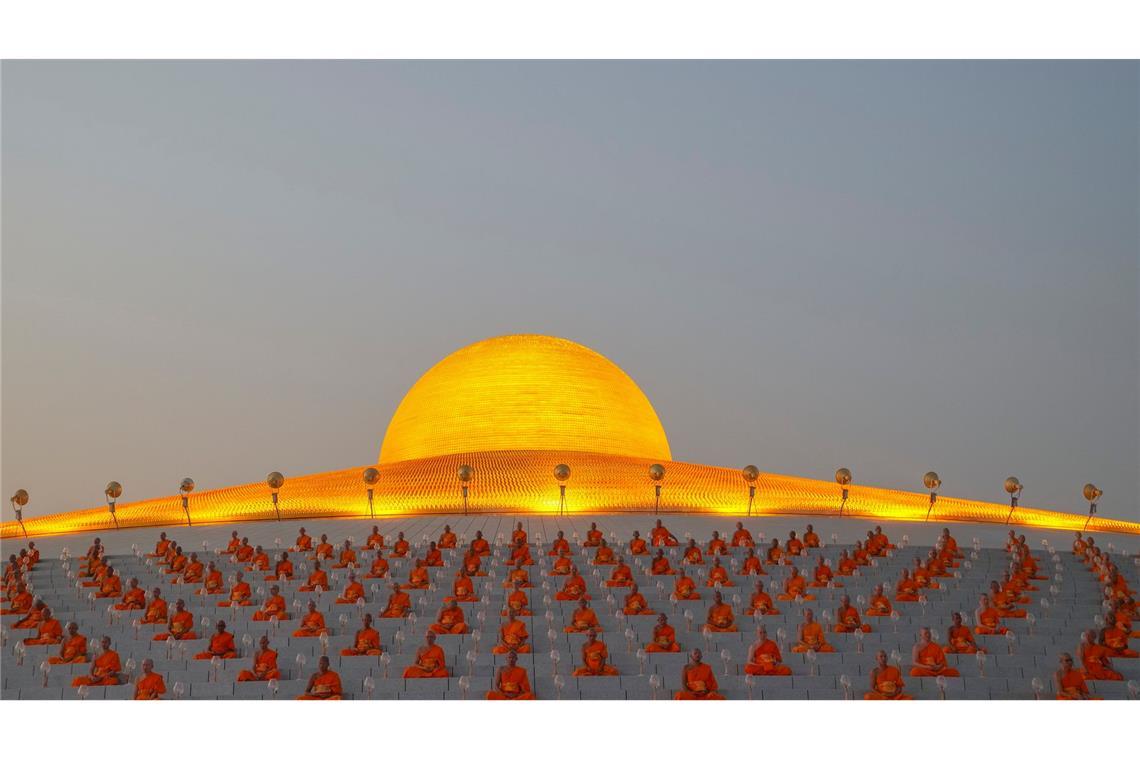 Bilder des Tages Magha Puja Fest in Thailand - Buddhistische Mönche beten im Wat Phra Dhammakaya Tempel.