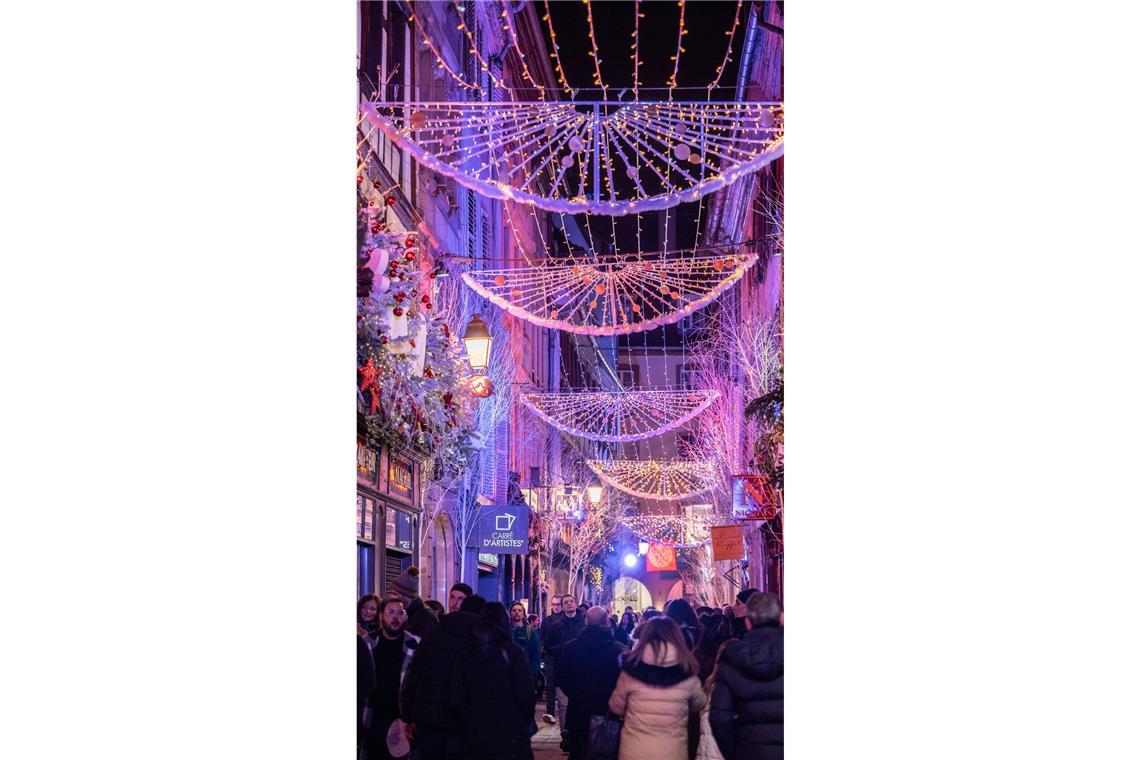 6 Tipps für einen Adventsausflug nach Straßburg Magische Stimmung: Das Licht bricht sich in den unzählig geschliffenen Kristallen der Baccarat Kronleuchter.