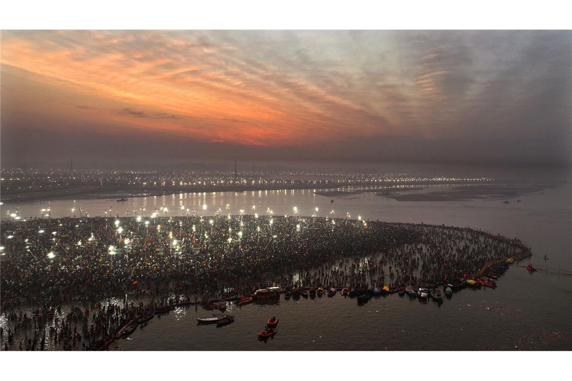 Bilder des Tages Maha-Kumbh-Festival in Indien - Hinduistische Gläubige versammeln sich am Zusammenfluss von Ganges.
