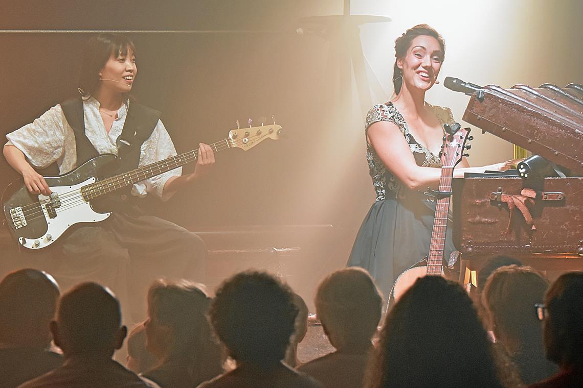 Mai Linh Dang (links) und Felice sorgen für den musikalischen Rahmen. Fotos: Tobias Sellmaier