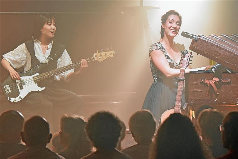 Mai Linh Dang (links) und Felice sorgen für den musikalischen Rahmen. Fotos: Tobias Sellmaier
