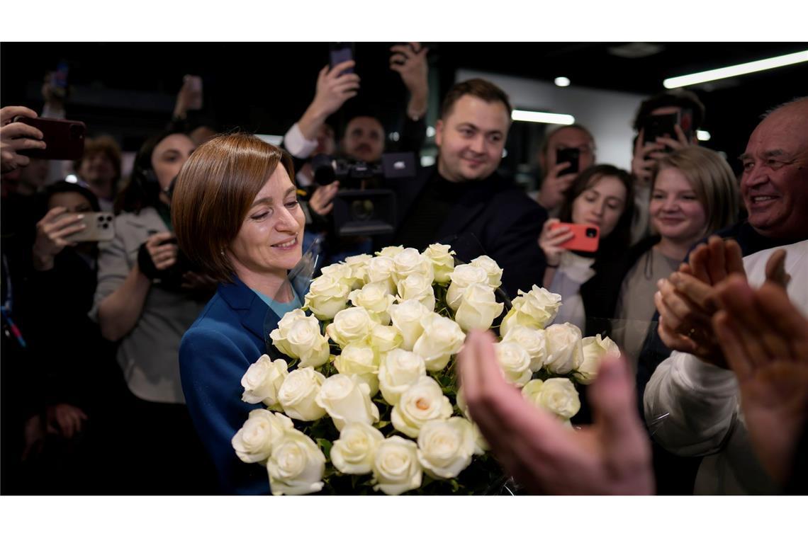 Bilder des Tages Maia Sandu, die amtierende Präsidentin von Moldau, hat die Stichwahl gewonnen und einen großen einen Blumenstrauß bekommen.