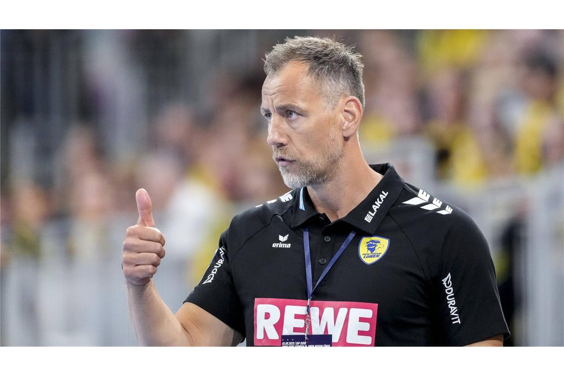 Die 18 Trainer im Fokus der neuen Handball-Bundesliga-Saison Maik Machulla (Rhein-Neckar Löwen, 48 Jahre alt): Machulla brachte sich als Spieler mehrfach mit Champions-League-Siegen, Meistertiteln und EHF-Pokalerfolgen in der Bundesliga einen Namen. Nach einer erfolgreichen Trainerära bei der SG Flensburg-Handewitt, in der er 2018 und 2019 Meister wurde, übernahm er 2024 kurzzeitig Aalborg Håndbold. Ab Sommer 2025 kehrt er als neuer Cheftrainer der Rhein-Neckar Löwen in die Bundesliga zurück und will dort an alte Erfolge anknüpfen.