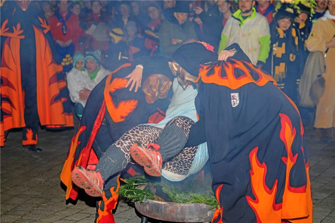 Närrische Regentschaft und Tauffreuden Maike Elser wird bei der Taufe über der Feuerschale gebraten...