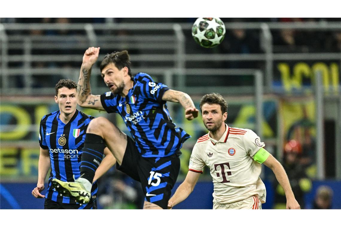 Eine Stufe mit Messi: Müller rückt bei Rekordspielen vor Mailands Benjamin Pavard, Mailands Francesco Acerbi und Münchens Thomas Müller (l-r)