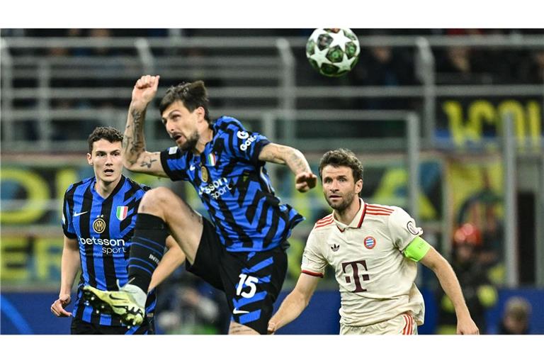 Mailands Benjamin Pavard, Mailands Francesco Acerbi und Münchens Thomas Müller (l-r)